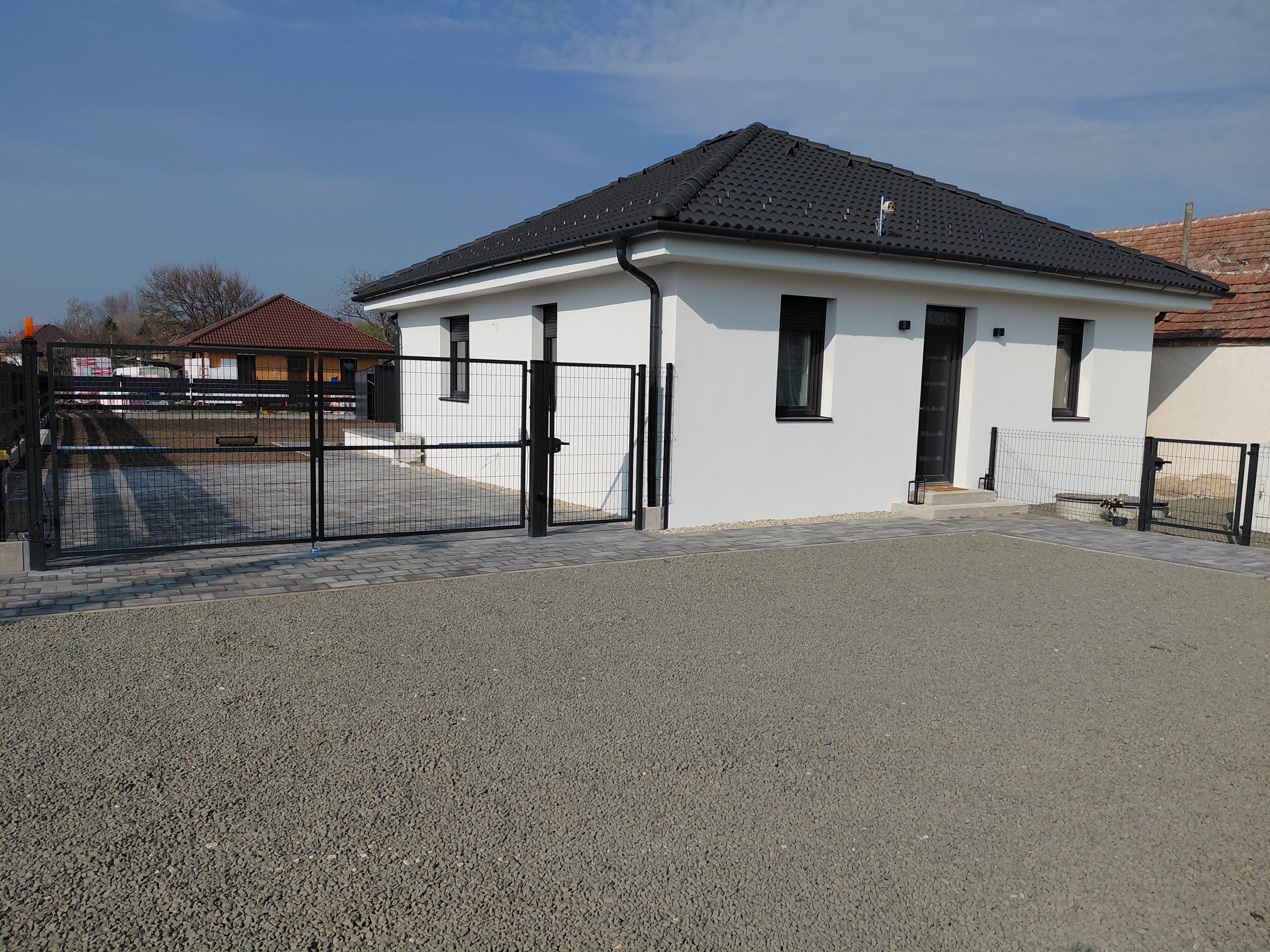 Modern otthon igényes kerttel és teljeskörű külső kialakítással - Agyagosszergény